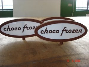 Display – Choco Frozen – Painel recortado com acrílico e iluminação em módulos LED.