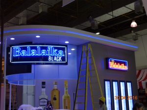 Neon – Balalaika – 01 – Neon branco e azul, simples e duplos.