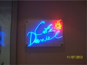 Neon – Café Daniel – Neon azul e vermelho simples e duplo.