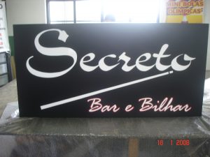 Vazado – Secreto Bar e Bilhar – Painel galvanizado com acrílico e iluminação fluorescente.