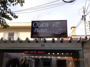 BackLight – Ótica Planet – Painel com lona e iluminação fluorescente.