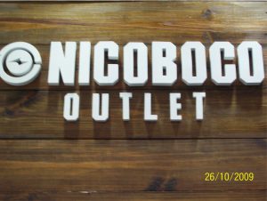 Letras – Nicoboco Outlet – Letreiro galvanizado modelo bloco.