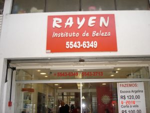 Letras – Rayen Instituto de Beleza – Letreiro galvanizado modelo bloco, na parte frontal do painel bandeja.
