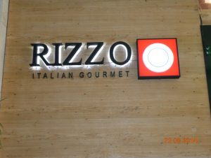 Letras – Rizzo Italian Gourmet – Letreiro galvanizado modelo bloco com iluminação em módulos LED.
