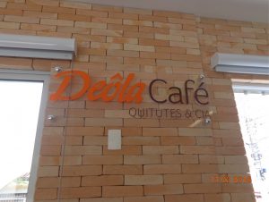 Letras em Acrílico – Dona Deôla Café