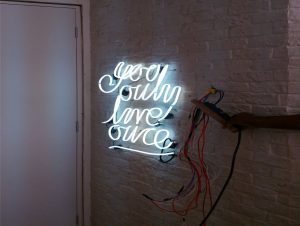 Neon – Fernanda Marques – You only live once – Neon branco simples.