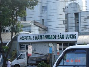 ACM – Hospital São Lucas – Fachada em ACM prata, vazado com acrílico e iluminação interna fluorescente.