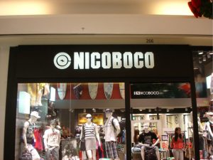 ACM – Nicoboco – Painel em ACM preto, vazado, com letras acrílicas em relevo de 20 mm e iluminação fluorescente.
