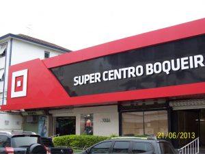 ACM – Super Centro Boqueirão – Santos – 01 – Fachada de ACM vermelho, preto e prata com letreiro galvanizado modelo caixa com módulos de LED.