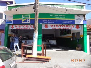 ACM – Vistoria Brasil – 01 – Painel de ACM verde, com aplicação de adesivos frontais.