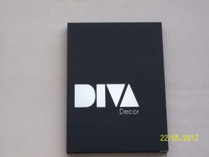 ACM – Diva – Painel em ACM preto, vazado com iluminação com módulos LED.