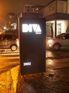 ACM – Diva – Painel em ACM preto, dupla face, vazado com iluminação com módulos LED.