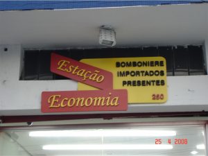 Recortado – Estação Economia – Painel galvanizado com letras em relevo na parte frontal.