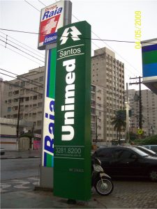 Totem – Unimed Santos – São Vicente – Vazado, galvanizado com acrílicos e iluminação fluorescente.
