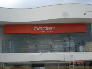 Vazado – Beden 2 – Painel de ACM laranja com acrílico e iluminação em módulos LED.