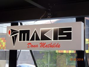 Vazado – Makis Dona Mathilde – Painel galvanizado com acrílico e iluminação fluorescente.