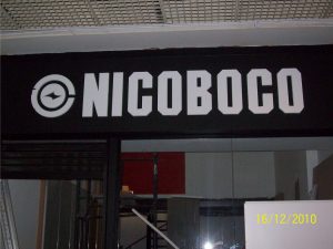 Vazado – Nicoboco – Painel galvanizado com acrílico em relevo e iluminação fluorescente.