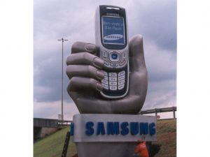 Display – Samsung – Painel modelo celular com fachada e letreiro galvanizado com neon interno