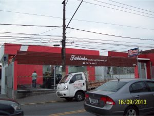 Letras – Fabinho Multimarcas – Letreiro galvanizado modelo bloco, na frente de fachada em lâminas.