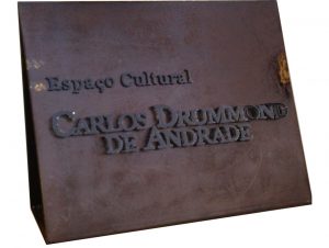 Letras de Acrílico – Colégio Carlos Drummond de Andrade – Espaço Cultural – Diadema – Letreiro em acrílico transparente de 20 mm com pintura inferior na cor preta.