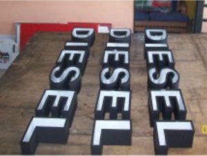 Letras de Acrílico – Diesel – Jundiaí – 01 – Letreiro galvanizado com frente de acrílico e neons brancos internos.