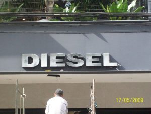 Letras em Acrílico – Diesel – 01 – Letreiro galvanizado com frente de acrílico e iluminação interna em neon branco.