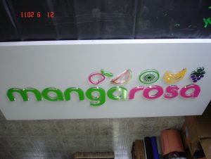 Letras em Acrílico – Mangarosa – 01 – Painel em ACM vazado, com aplicação de letras em relevo de 20 mm transparente com adesivos frontais.