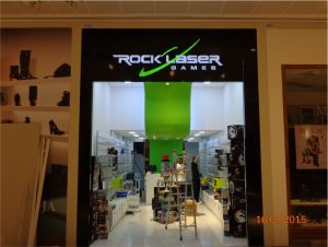 Letras em Acrílico – Rock Laser Games – Painel de ACM preto, vazado com letras em relevo de 15 mm e iluminação interna com módulos LED.